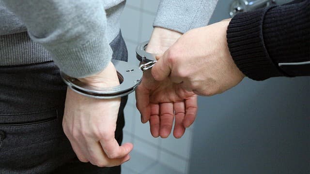 Condenas previas como adolescente no pueden ser consideradas para agravar el cumplimiento de la pena que se le imponga ahora como adulto.
