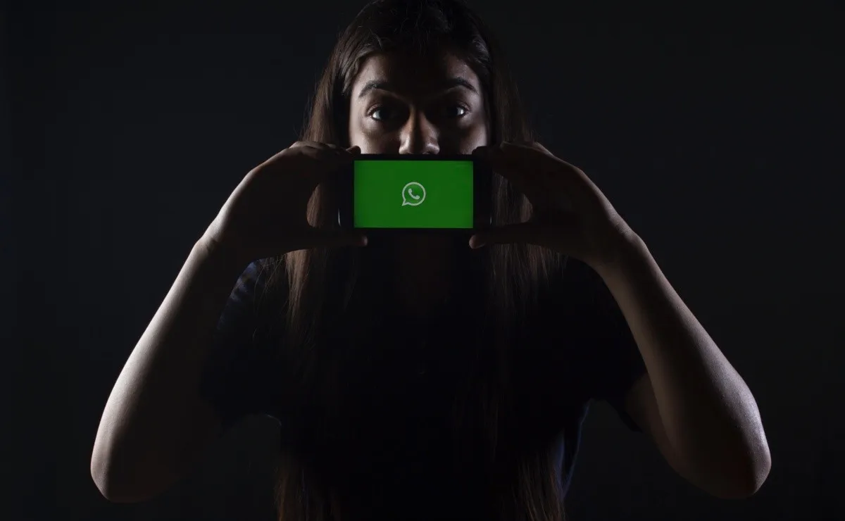 Video que circula por WhatsApp de mujer en el baño que muestra sus zonas genitales y glúteos, filmado sin su conocimiento, es la máxima expresión de la violencia digital en contra de la mujer, resuelve Corte Constitucional de Colombia.