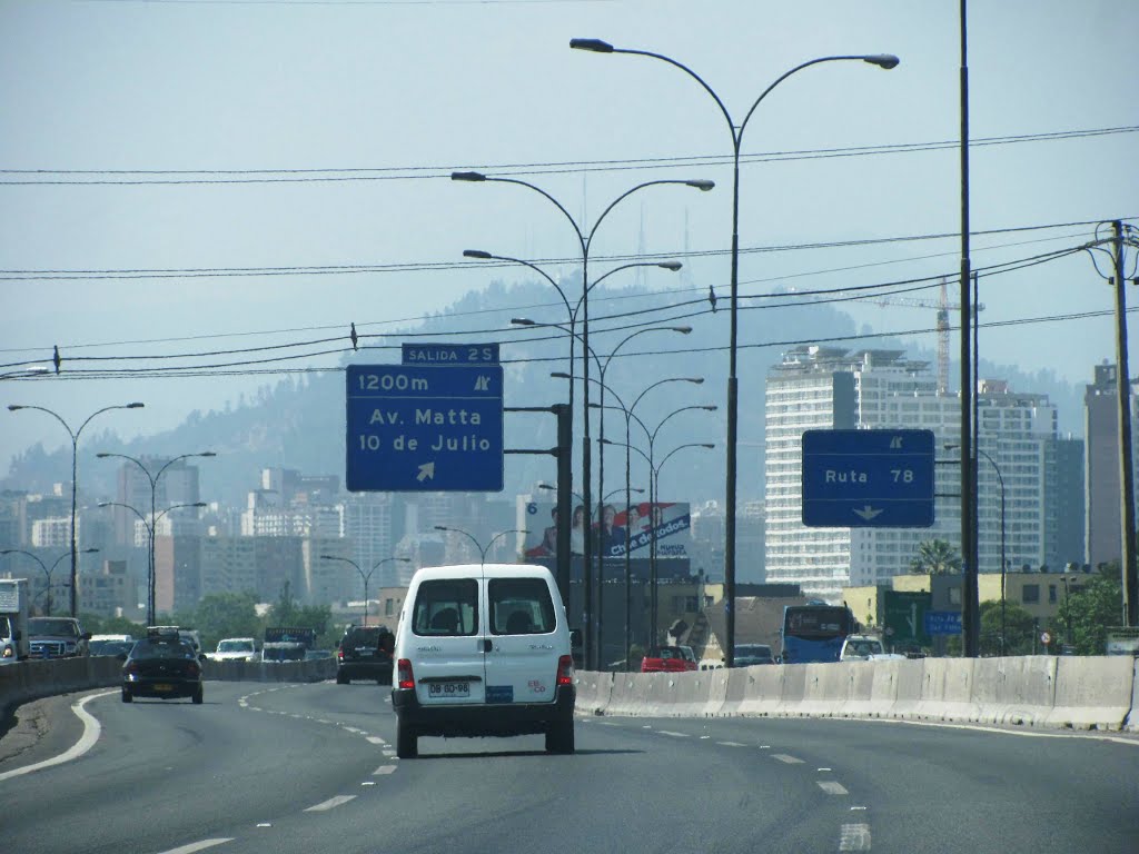 Concesionaria de autopista sí detenta la calidad de víctima para deducir querella en contra de quien circule con placa patente oculta, resuelve la Corte de Santiago.