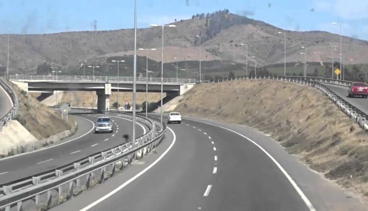 Juzgado Civil de Santiago condena a autopista por accidente provocado por caballo suelto en la vía que hizo volcar vehículo de conductor.
