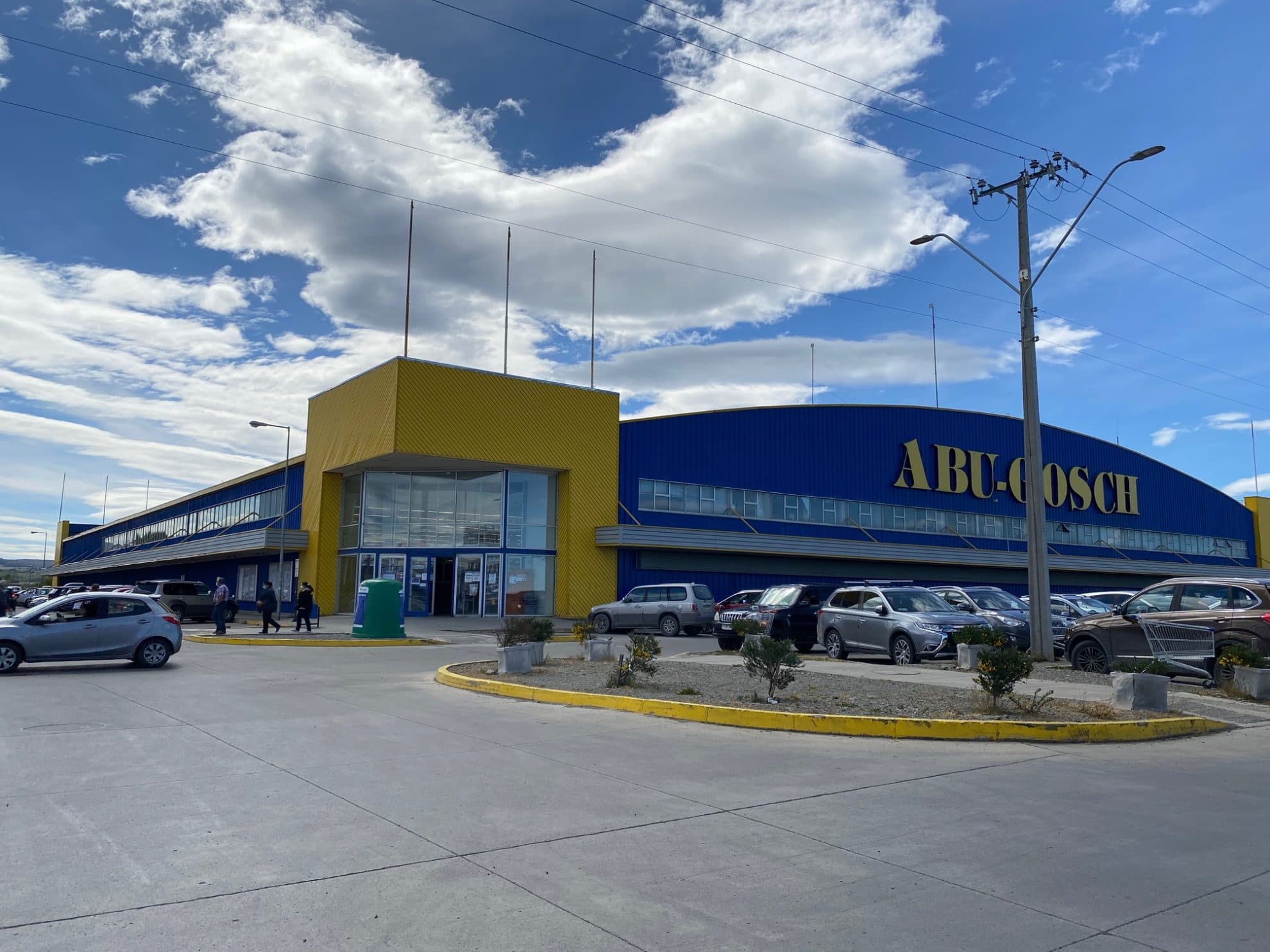 Juzgado Laboral de Punta Arenas confirma multa a supermercado por no especificar funciones en contratos de seis trabajadores.