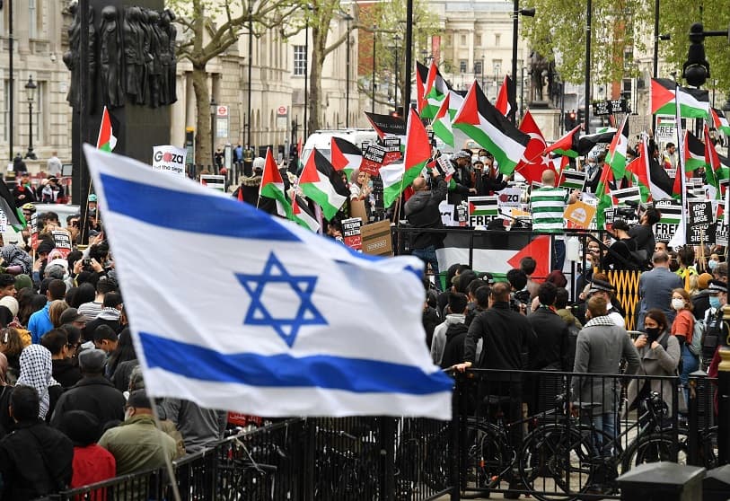 Tribunal de Apelación de Ámsterdam condenó a un hombre por haberse manifestado con una bandera de Israel en la que sustituyó la Estrella de David por una cucaracha.