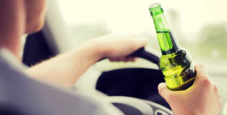 Manejar en estado de ebriedad sin licencia de conducir se sanciona con la pena por el delito más grave, esto es, conducir en estado de ebriedad sin licencia.
