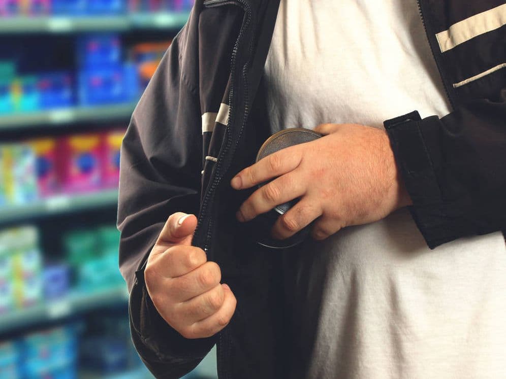 Si la persona traspasó las cajas del supermercado sin pagar, pero fue detenido dentro del recinto, no cabe calificar esa conducta como un delito consumado, sino como frustrado, resuelve la Corte de Santiago.