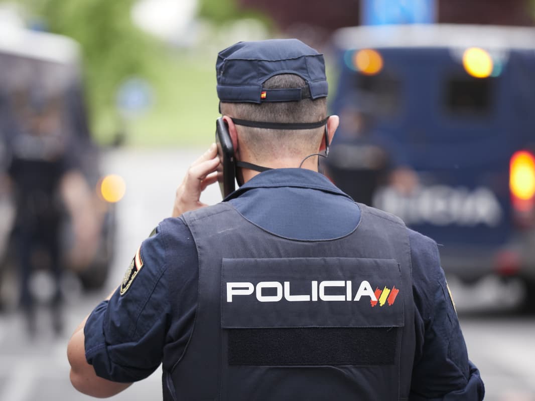 Si la víctima recuperó su libertad luego de que sus amigas alertaran a la policía, el hombre debe ser condenado por el delito de detención ilegal en concurso medial con el de agresión sexual (violación).