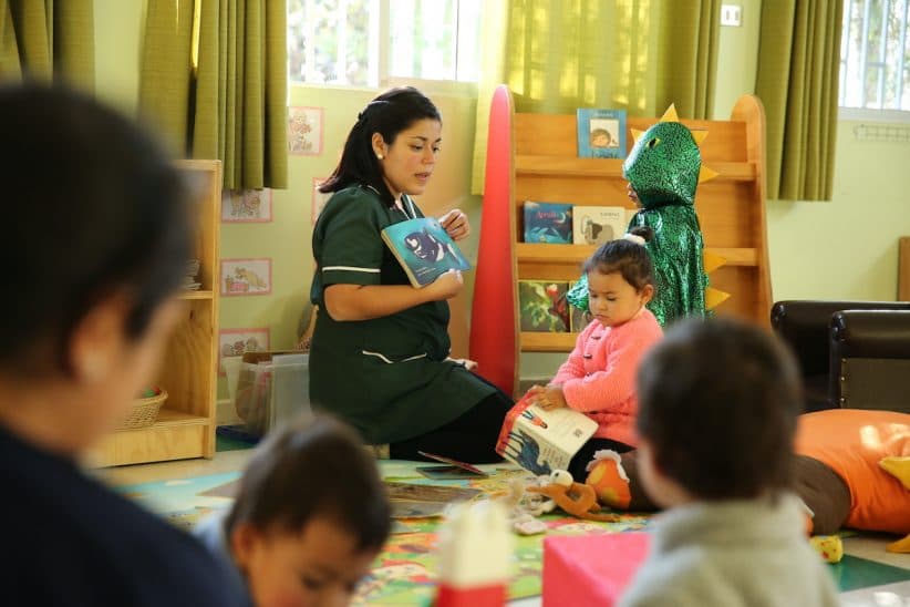 Educadora de Párvulo que se encontraba con permiso parental que coincidió con la interrupción de clases de su recinto educacional tiene derecho a feriado legal en época distinta a la fijada, dictamina la Contraloría.