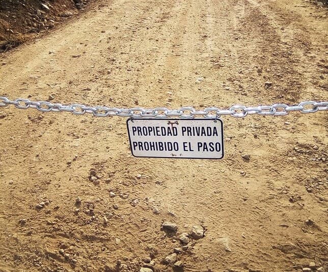 Cierre de camino construido en virtud de una servidumbre de tránsito por existir supuestamente otro acceso a la vía pública desde el predio dominante, es ilegal resuelve la Corte de Santiago.