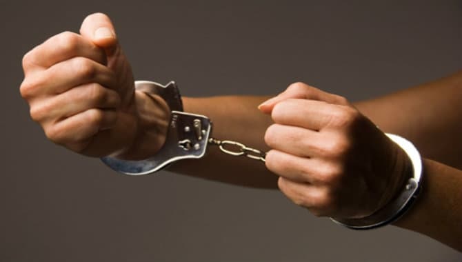 No se puede decretar el inmediato cumplimiento del saldo de la pena luego de revocada por incumplimiento la pena sustitutiva de libertad vigilada intensiva, si se encuentra pendiente el recurso de apelación, resuelve la Corte de Copiapó.