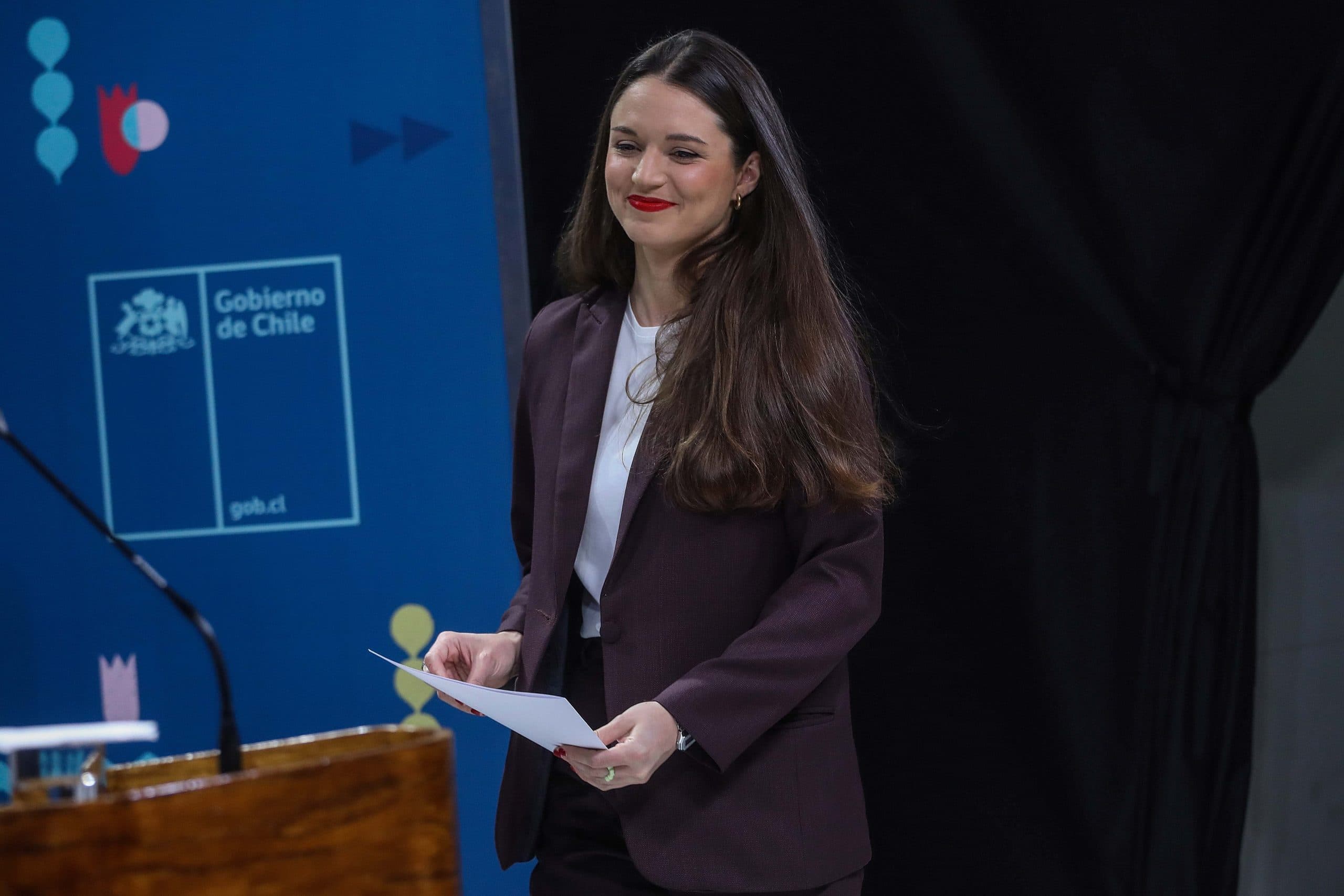 Cambio de denominación del “Gabinete de la Primera Dama” por el de “Irina Karamanos” no corresponde, pues se asoció la imagen de una persona a los fines institucionales de la Presidencia de la República, dictamina la Contraloría.