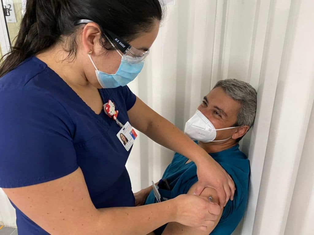 No resulta aplicable al personal de atención de salud primaria municipal el permiso de medio día laboral concedido por la Ley 21.347 a trabajadores para la vacunación contra enfermedades transmisibles.