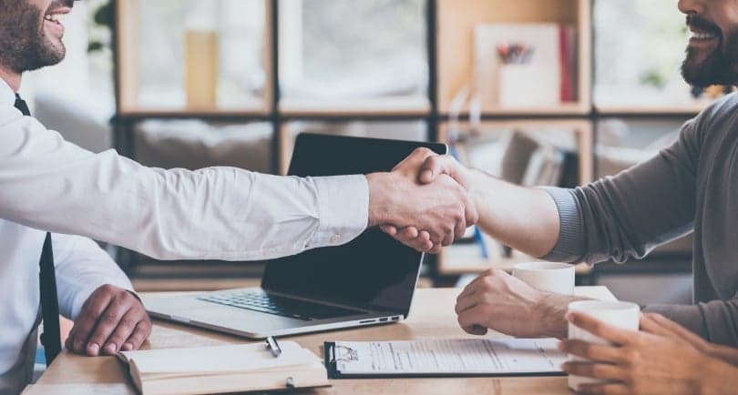 Estipulación que permite al empleador efectuar a su arbitrio concursos y otorgar premios o incentivos por las ventas de sus trabajadores como mera liberalidad, no se ajusta a derecho dictamina la Dirección del Trabajo.