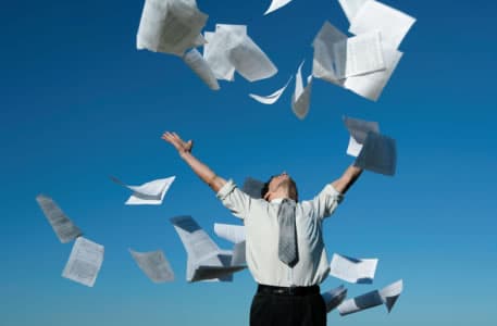 Abandono del procedimiento es improcedente si el impulso procesal no es carga de ningún litigante.