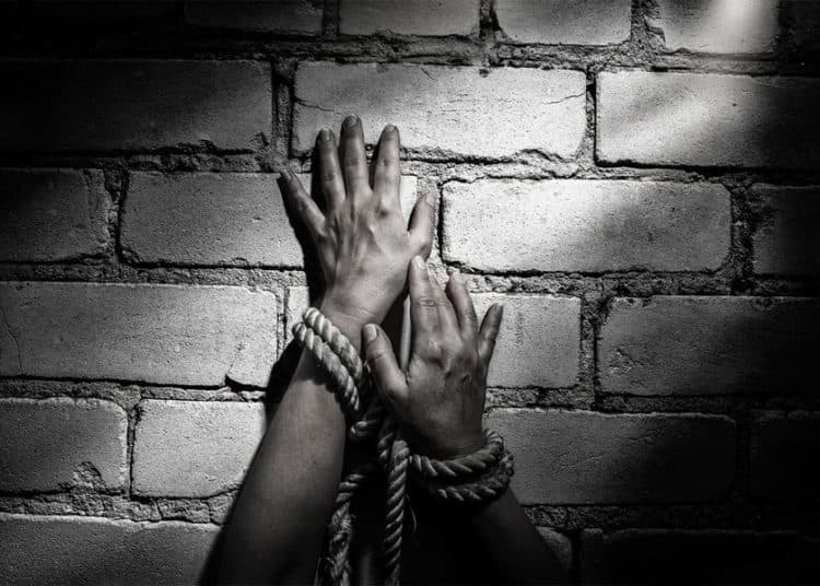 Obligación de investigar delitos de trata de personas no depende de la denuncia de la víctima o de los familiares: una vez que el asunto ha llegado a conocimiento de las autoridades, estas deben actuar de oficio.