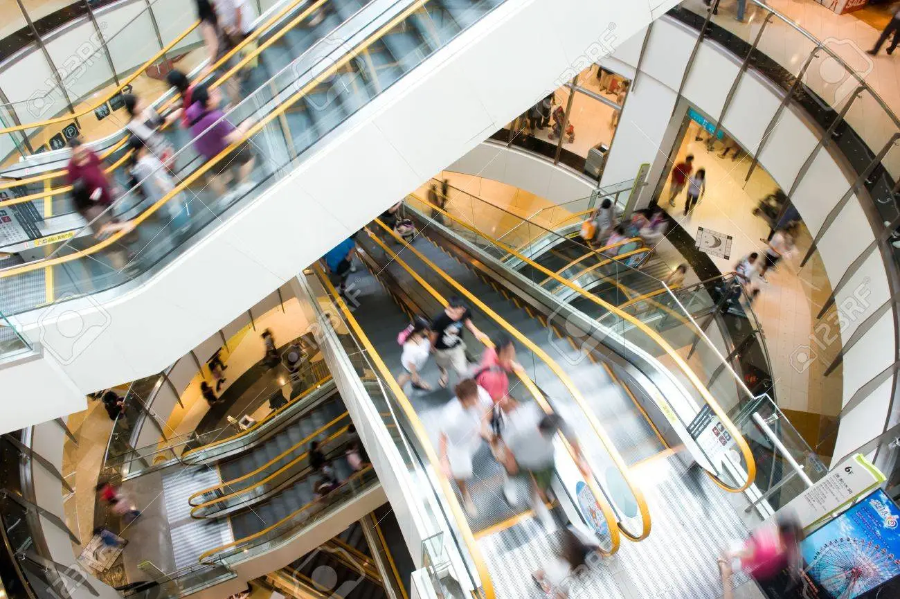 Centro comercial es condenado a indemnizar el daño emergente y el daño moral al no adoptar las medidas tendientes a evitar el accidente sufrido por un niño que resultó con su mano atrapada en las escaleras mecánicas del establecimiento.