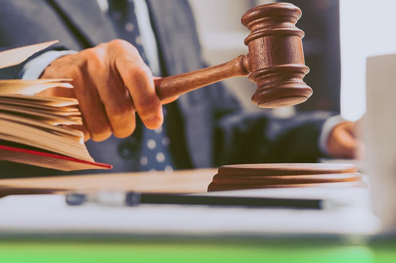 Defensa fue oportunamente notificada por correo electrónico de la agregación a la tabla extraordinaria de su recurso de apelación, por lo que si no comparece a la vista no es ilegal declarar el abandono de su impugnación.