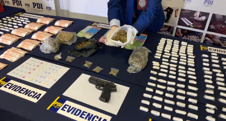 Circular en vehículo robado permite a Carabineros controlarlo y registrar a sus ocupantes, tanto más si del mismo emerge un fuerte olor a marihuana.