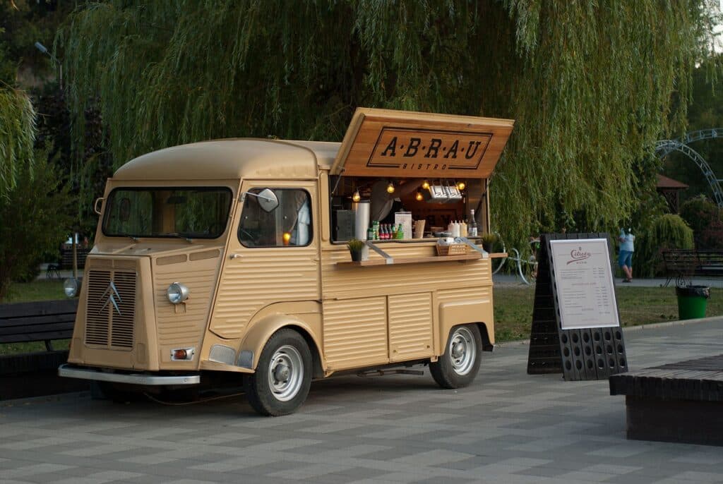 Municipalidad no puede ordenar el desalojo de un “foodtruck” con permisos y patente vigente sin antes dictar el acto administrativo que deje sin efecto el permiso precario otorgado para ocupar un espacio en un bien nacional de uso público.