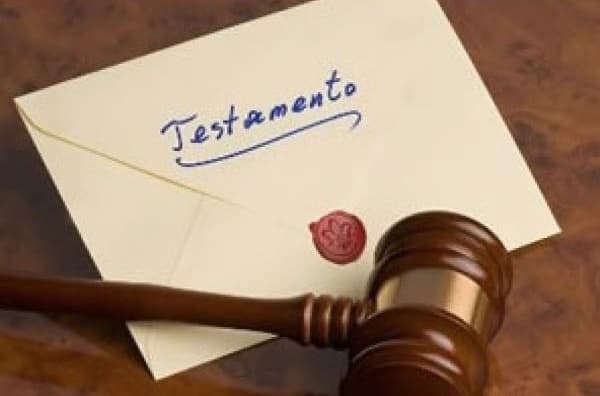 Demanda de interdicción por demencia presentada contra la testadora por una de sus hijas, constituye una injuria grave que habilita desheredarla por indignidad.