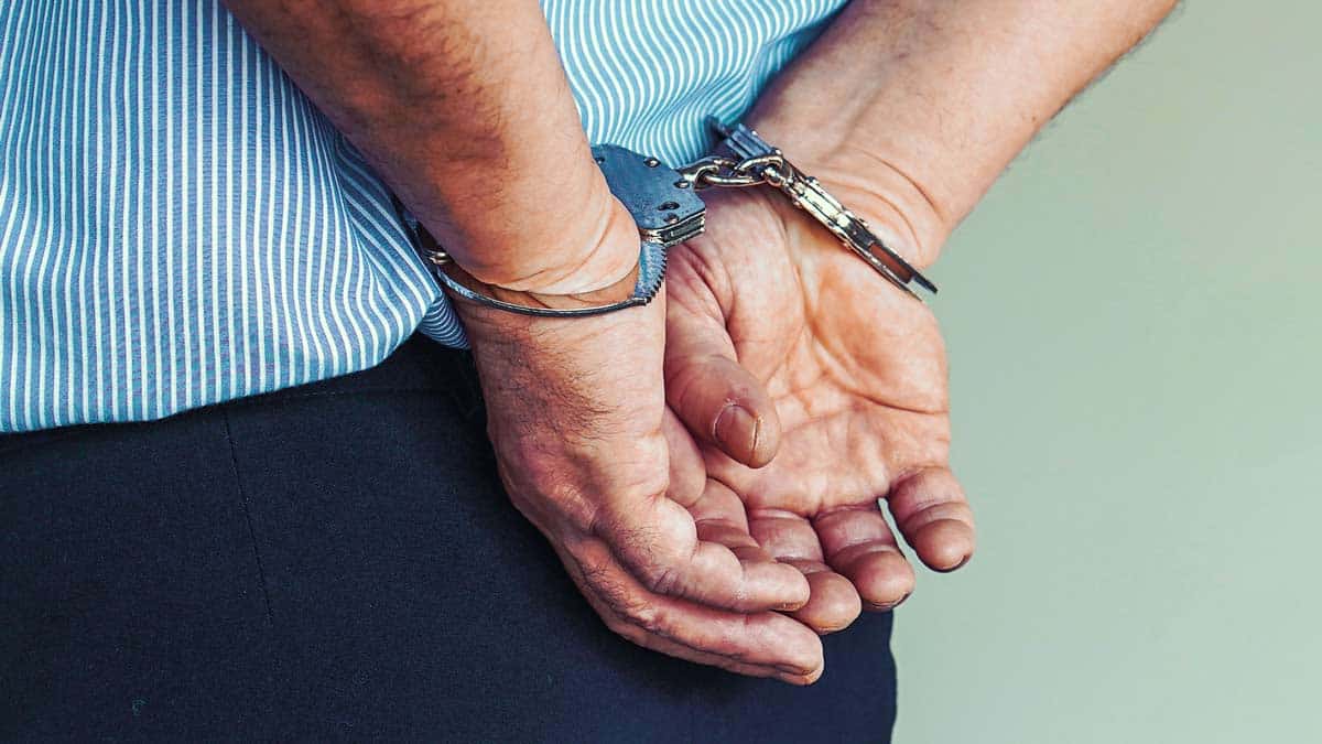 Exigir dos tercios de cumplimiento de la pena a privado de libertad de Punta Peuco para postular a la salida dominical no es ilegal, por cuanto la irretroactividad de la ley penal no procede para los beneficios intrapenitenciarios.