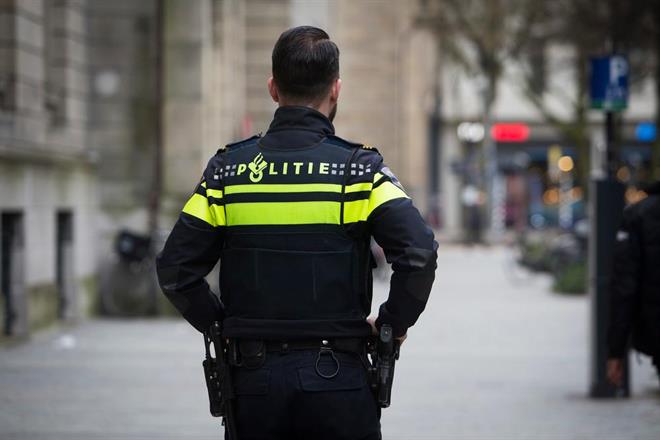 Policía de Países Bajos que disparó a un hombre por transitar con un hacha en la calle y amenazar a peatones provocándole discapacidad permanente, es absuelto en razón del peligro inminente.
