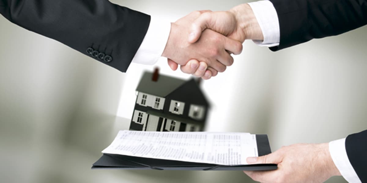 Contrato de promesa de compraventa con anterior dueño del inmueble es un antecedente jurídico que habilita la ocupación, por lo que la demanda de precario debe ser rechazada.