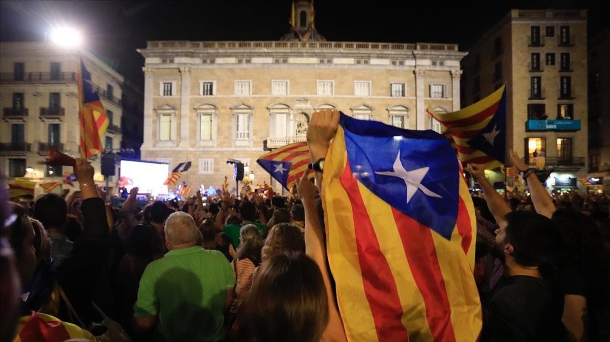Condena de ex Alcalde y Diputado por desobedecer al Tribunal Constitucional que declaró ilegal y ordenó la suspensión del referéndum de Cataluña, se confirma por el Tribunal Supremo de España.