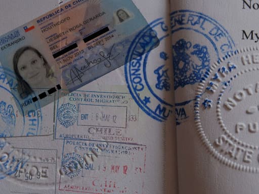 Revocación tacita de permanencia definitiva en Chile sin un procedimiento administrativo previo es ilegal, resuelve la Corte de Iquique.