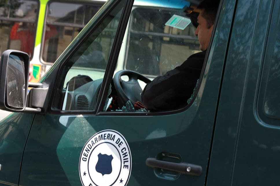 Santiago 9 de Octubre (UPI) Carro celular de Gendarmería donde viajaba el funcionario que efectuó disparos, uno de los cuales hirió de gravedad a un vecino del sector. (UPI/Fabian Caro)