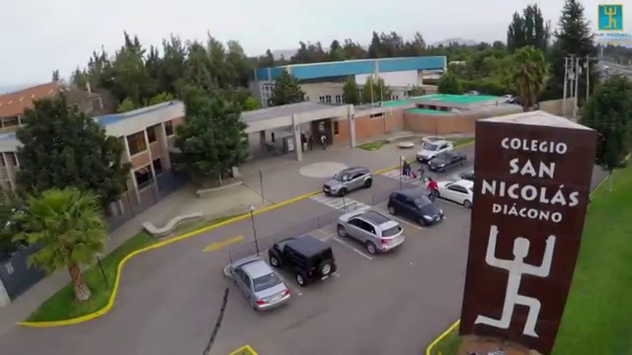 Negativa del establecimiento educacional a matricular a alumnas con motivo de la morosidad en el pago de las mensualidades no es una controversia susceptible de ser conocida en sede de un recurso de protección.