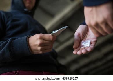 Entregar y recibir dinero en la vía pública a altas horas de la madrugada es un indicio de una transacción de droga al menudeo, resuelve la Corte Suprema.