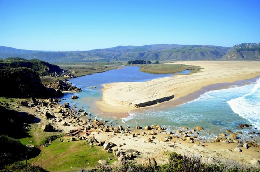 Proyecto inmobiliario debe ser paralizado mientras no obtenga la aprobación medioambiental aun cuando no se ubique sobre o en el humedal de Tunquén por quedar comprendido en el área futura del humedal urbano cuyo reconocimiento se ha solicitado.