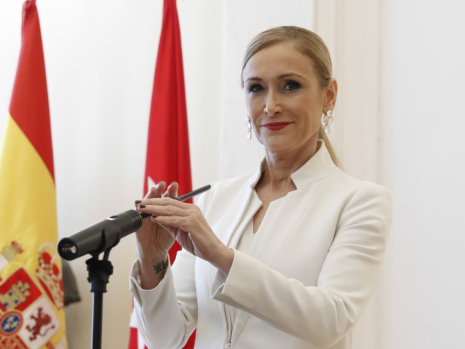 Supermercado debe indemnizar a expresidenta de la Comunidad de Madrid por difundir un video en el que aparecía cometiendo el delito de hurto, en cuanto vulneró su intimidad personal.