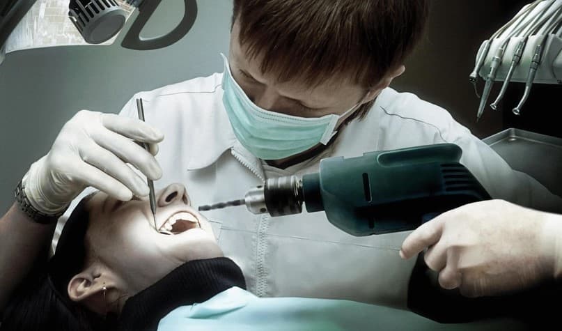 Clínica dental infringe el deber de informar veraz y oportunamente y el de seguridad en el consumo al prestar servicios con personas que no contaban con la especialidad idónea para realizar los tratamientos odontológicos ofrecidos.