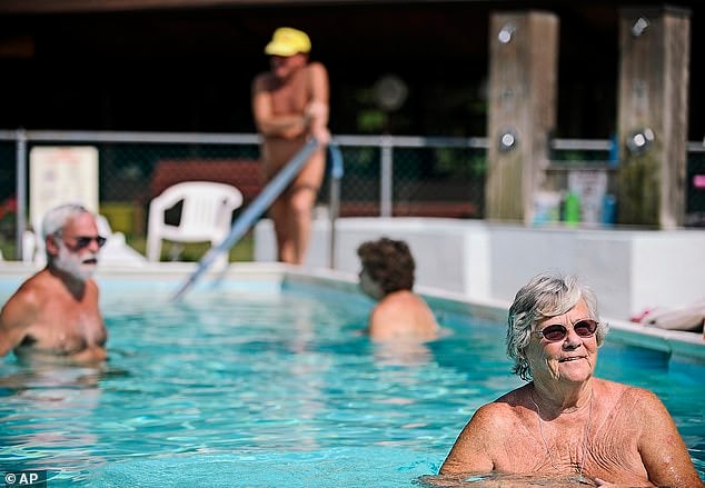 Comunidad de un edificio que impide acceder a la piscina a quienes no practican el nudismo, lesiona la libertad e intimidad de sus propietarios, resuelve el Tribunal Supremo de España.
