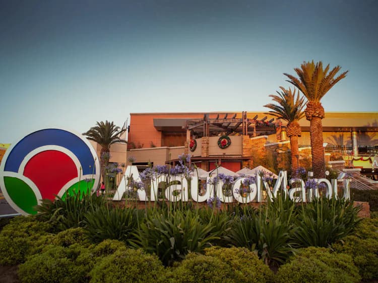 Centro comercial es responsable de la sustracción de un vehículo desde sus estacionamientos, aun cuando no cobre por el servicio de aparcamiento.