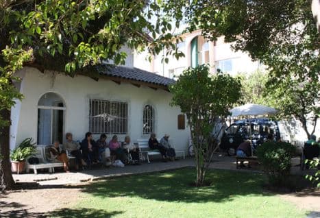 Hijo tiene derecho al contacto directo con su madre internada en una casa de reposo, a pesar de la restricción del padre.
