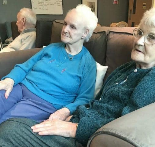 Familia y Hogar de Ancianos deben permitir visitas a adulta mayor residente, sin autorización de la apoderada ni restricciones horarias.