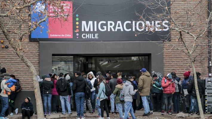 Aumento de flujos migratorios hacia el país no justifica excesiva tardanza para pronunciarse sobre la residencia definitiva solicitada por ciudadana extranjera, resuelve la Corte de San Miguel.
