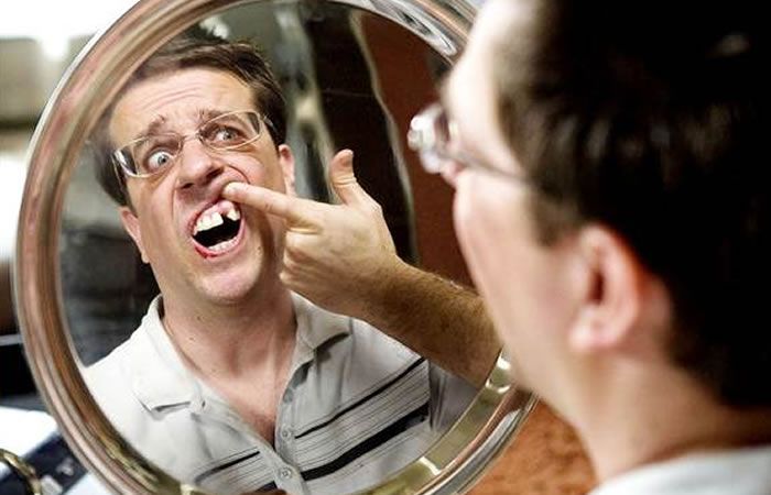 Hombre que golpeó a compañero de trabajo provocándole perdida de piezas dentales es condenado a tres años de prisión, por cuanto comporta la presencia de un estigma visible y permanente, resuelve el Tribunal Supremo de España.