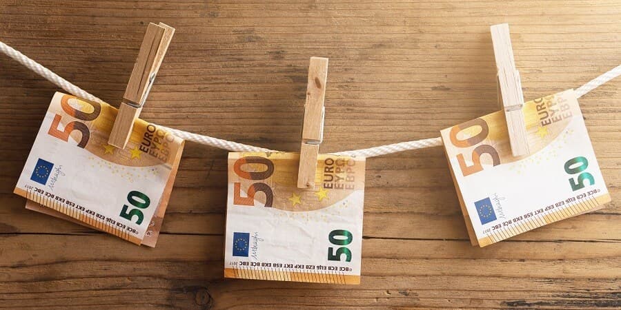 Pena de prisión para personas que desconociendo el origen de los depósitos bancarios en sus cuentas se desentienden por completo de ello, se confirma por el Tribunal Supremo de España.