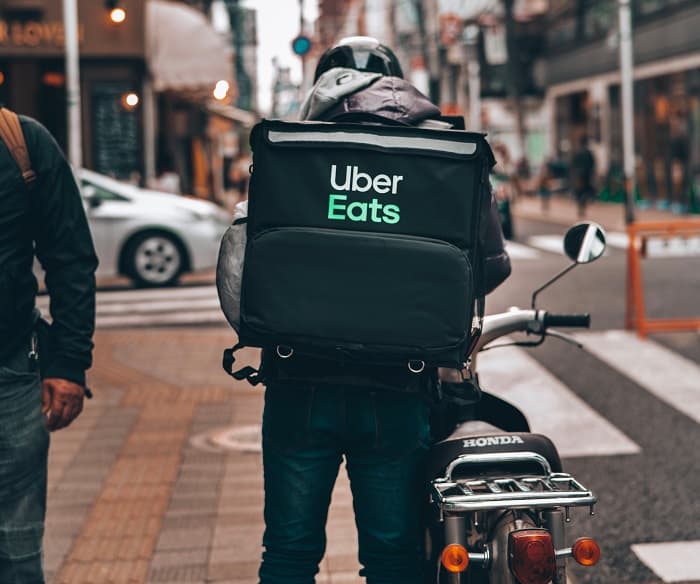 Naturaleza jurídica del vínculo de quienes prestan servicios para Uber Eats debe ser determinada en un juicio de lato conocimiento, característica que no exhibe la acción de protección.