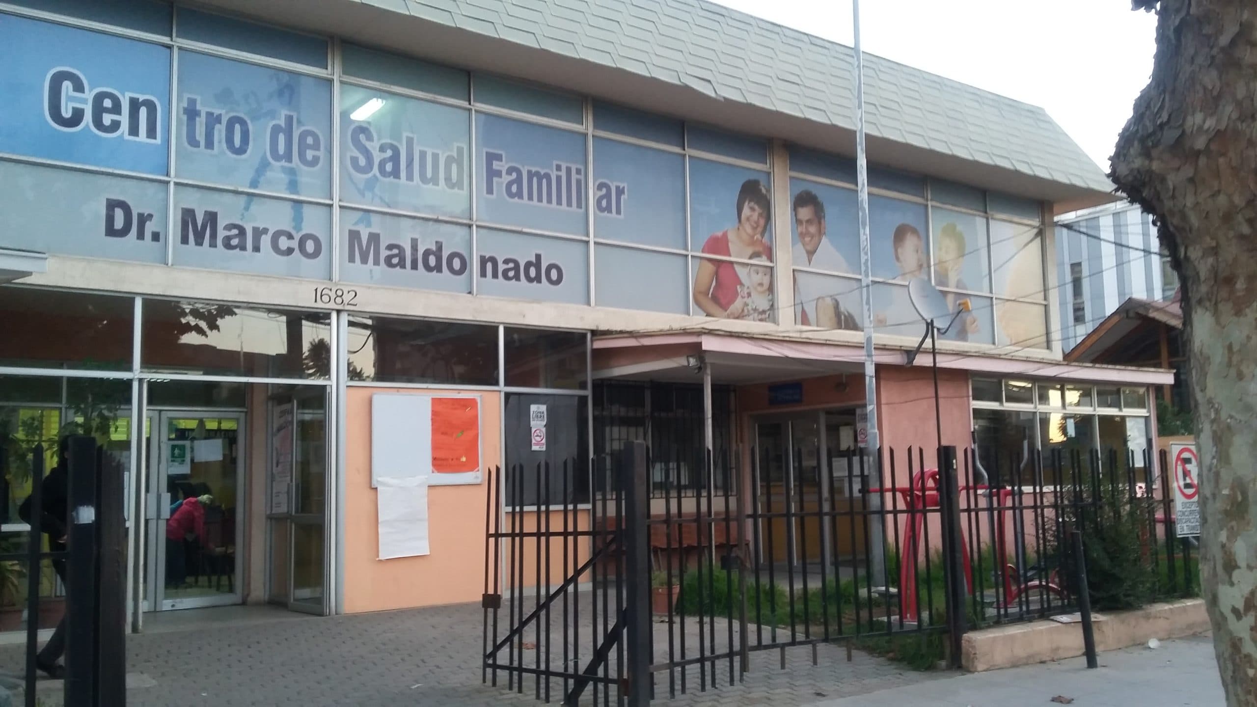 No procede utilizar la figura del permiso sin goce de remuneraciones para ejercer el cargo de directora de un Cesfam en otra Corporación Municipal por cuanto la ley fija un máximo de 3 meses por cada año calendario para hacer uso de ese beneficio.
