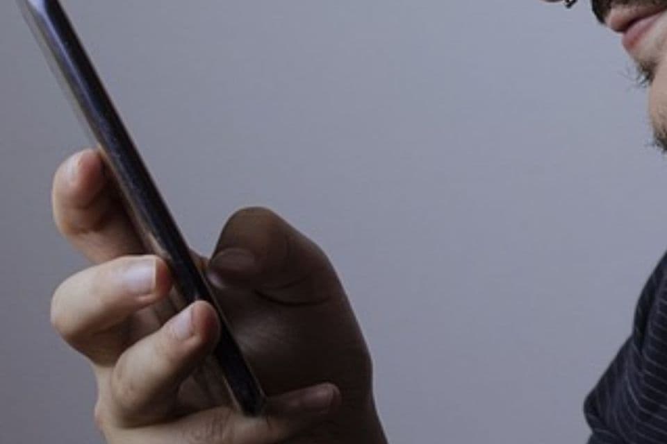 Hombre que con su celular grabó la muerte de su polola diabética a quien no le prestó ayuda, cometió un delito de asesinato con ensañamiento, resuelve Tribunal Supremo de España.