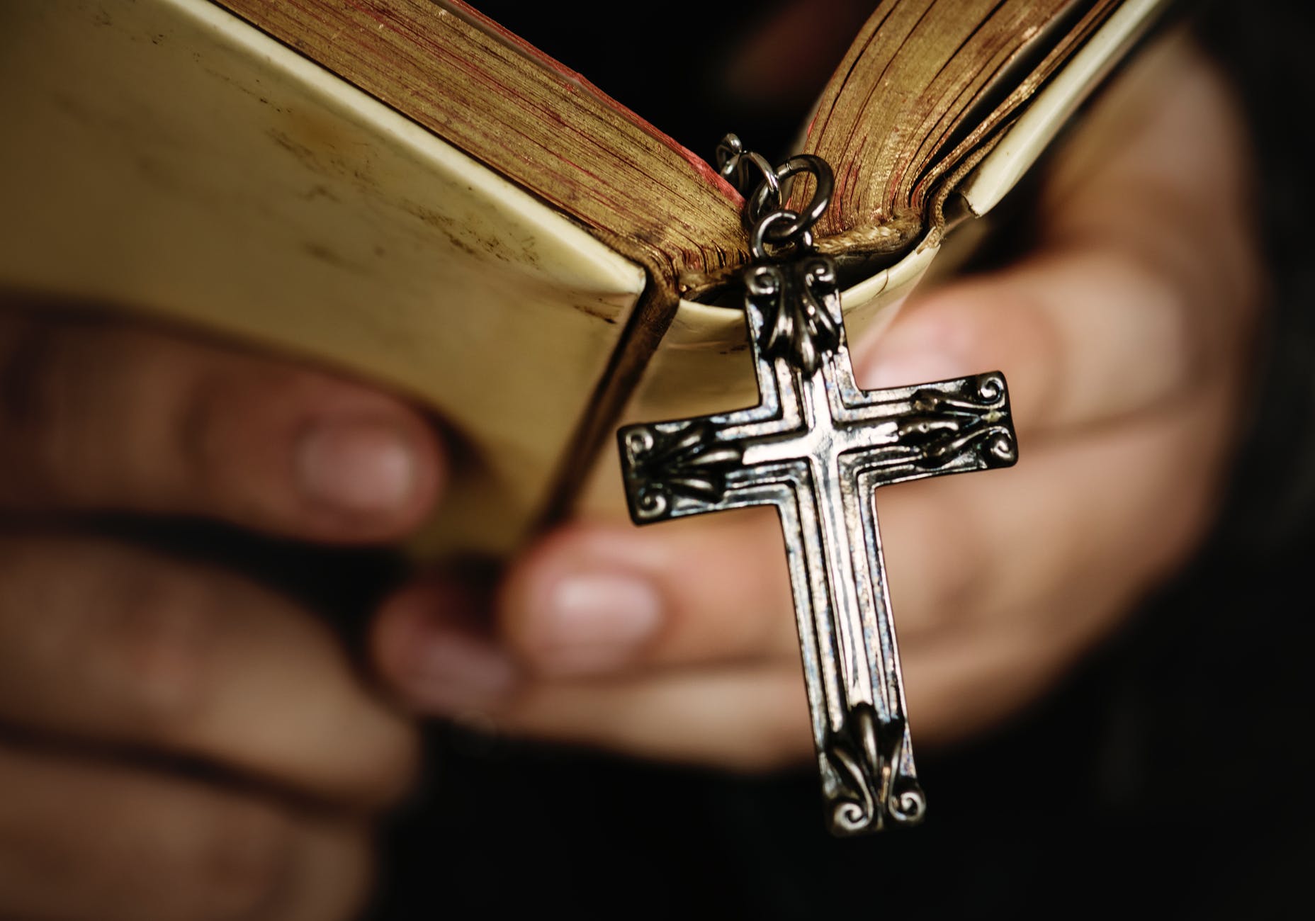 Arzobispado no está obligado a rectificar acta de bautismo para adecuarla a la identidad de género autopercibida, en razón del principio de neutralidad religiosa del Estado, resuelve Corte Suprema de Argentina.