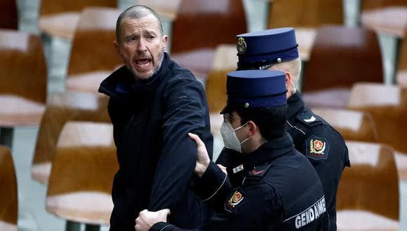 Hombre que ante la policía dice que va a matar a su ex pareja no incurre en el delito de amenazas porque el mensaje no tiene la aptitud de perturbar a la víctima. Ella no estaba y los dichos fueron vertidos en presencia del aparato encargado de la seguridad pública, resuelve el Tribunal Supremo de España.