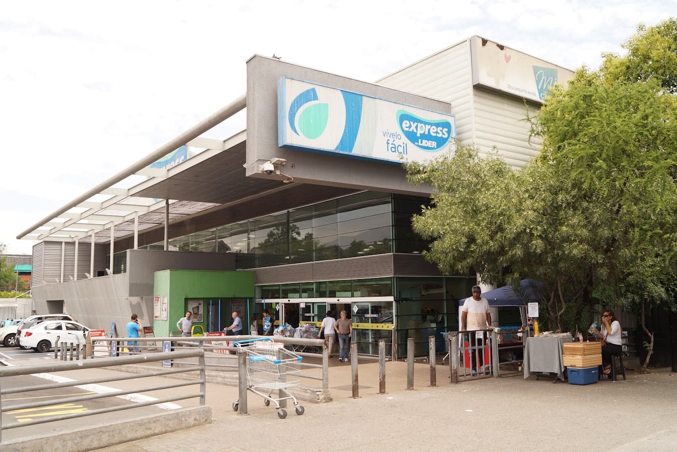 Superintendencia de Medio Ambiente inicia procedimiento sancionatorio contra supermercado Líder por ruidos molestos durante la noche.