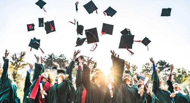 Universidad de Chile debe entregar el certificado de título de Doctora en Derecho a la recurrente a pesar de alegar que existe una deuda pendiente, ya que reúne todos los requisitos para obtener el grado académico.