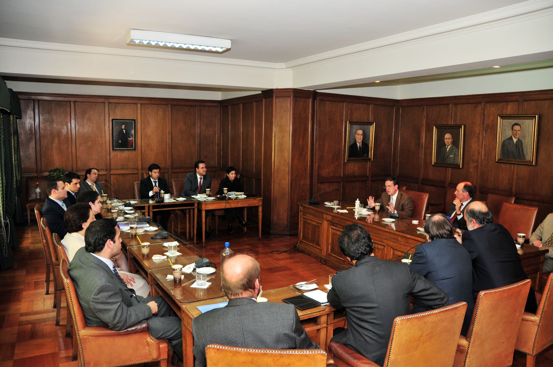 Procedimiento disciplinario seguido ante el Tribunal de Ética del Colegio de Abogados en contra de una letrada por reclamos a su desempeño profesional no es ilegal ni arbitrario, resuelve la Corte Suprema