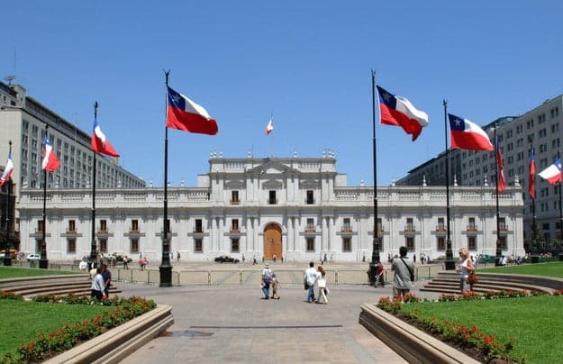 Presidencia de la República no puede poner término a contrata si previamente no establece en un sumario administrativo la responsabilidad del funcionario, resuelve Corte de Santiago.