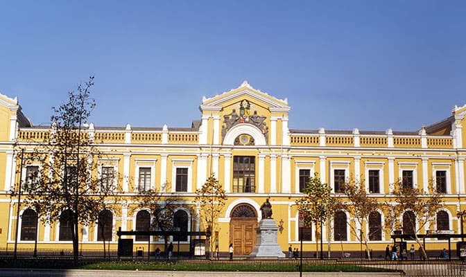 Universidad de Chile debe retrotraer procedimiento disciplinario por violencia de género al estado anterior a la sanción. El reglamento que no estaba vigente al tiempo de acaecer los hechos denunciados.